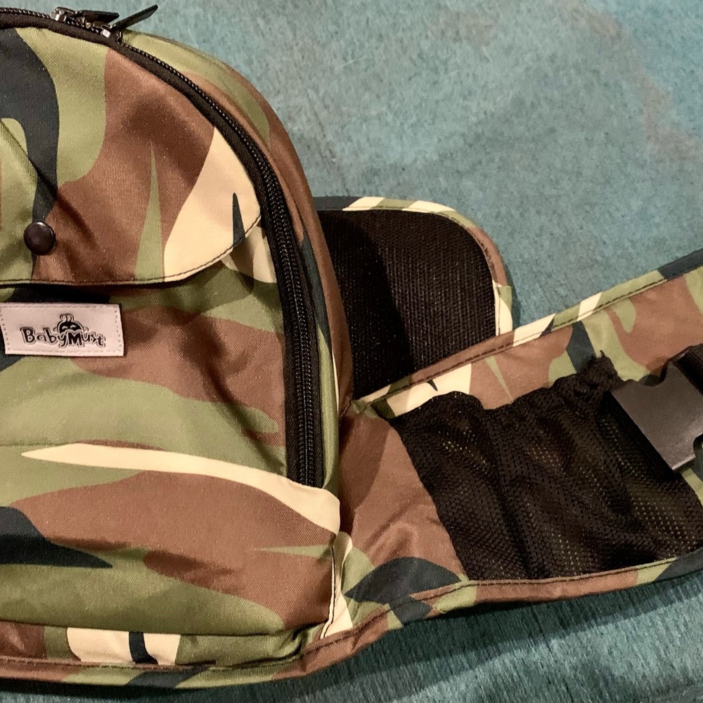 Back saving “baby seat” camo “Fanny pack”by Baby Must. Never used. Like new.
